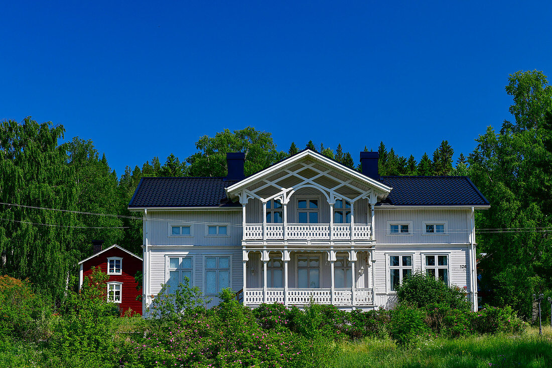 Große Schwedenvilla mit aufwendiger Verzierung, bei Halaforsen, Västernorrland, Schweden