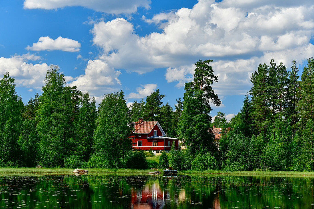 Haus am See im Wald, bei Geunda, Provinz Dalarna, Schweden