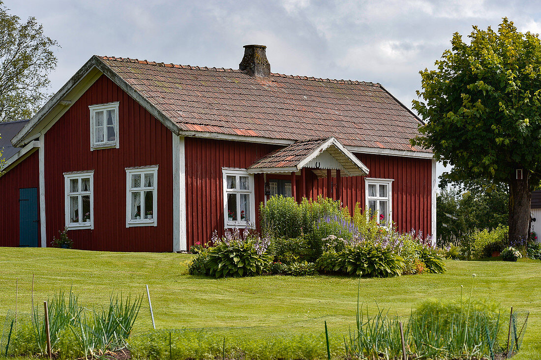 Red Swedish house with a beautiful garden, Smålandsstenar, Jönköpings Län, Sweden