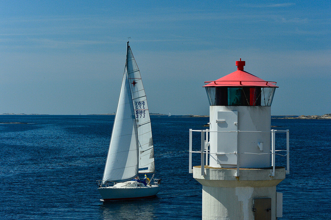 Segelboot und Leuchtturm an der Ostsee, im Skagerrak, Västergötland, Schweden