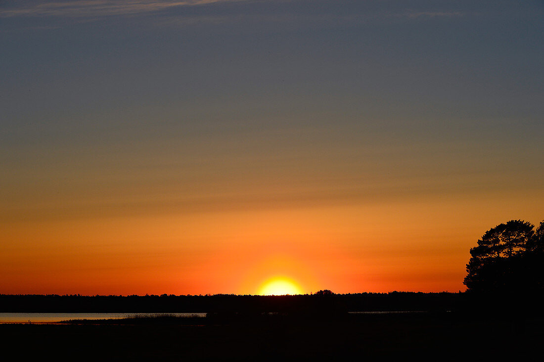 Sonnenuntergang in intensiv leuchtenden Farben am Hornborgasjön, Schweden