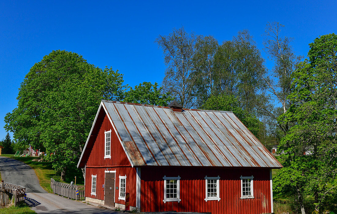 Ein rotes Schwedenhaus am Fluss in der Nähe von  Stengardshult, Schweden