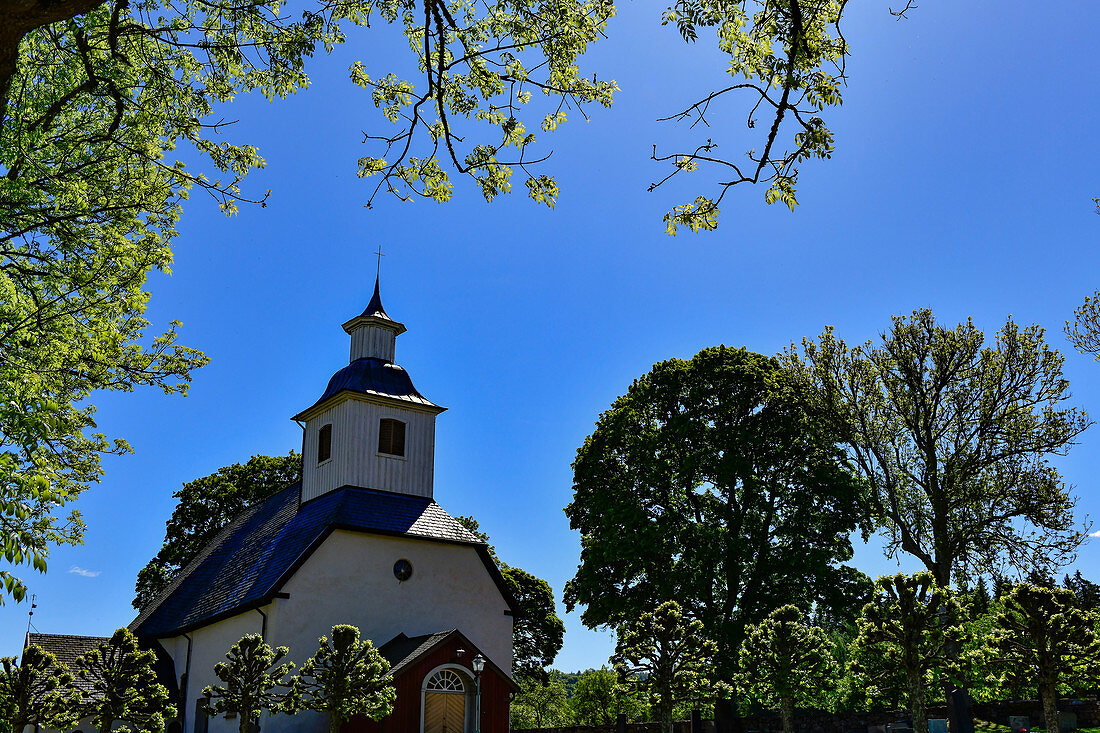 Eine typische, schwedische Kirche in einem kleinen Dorf bei Borrud, Västergötland, Schweden