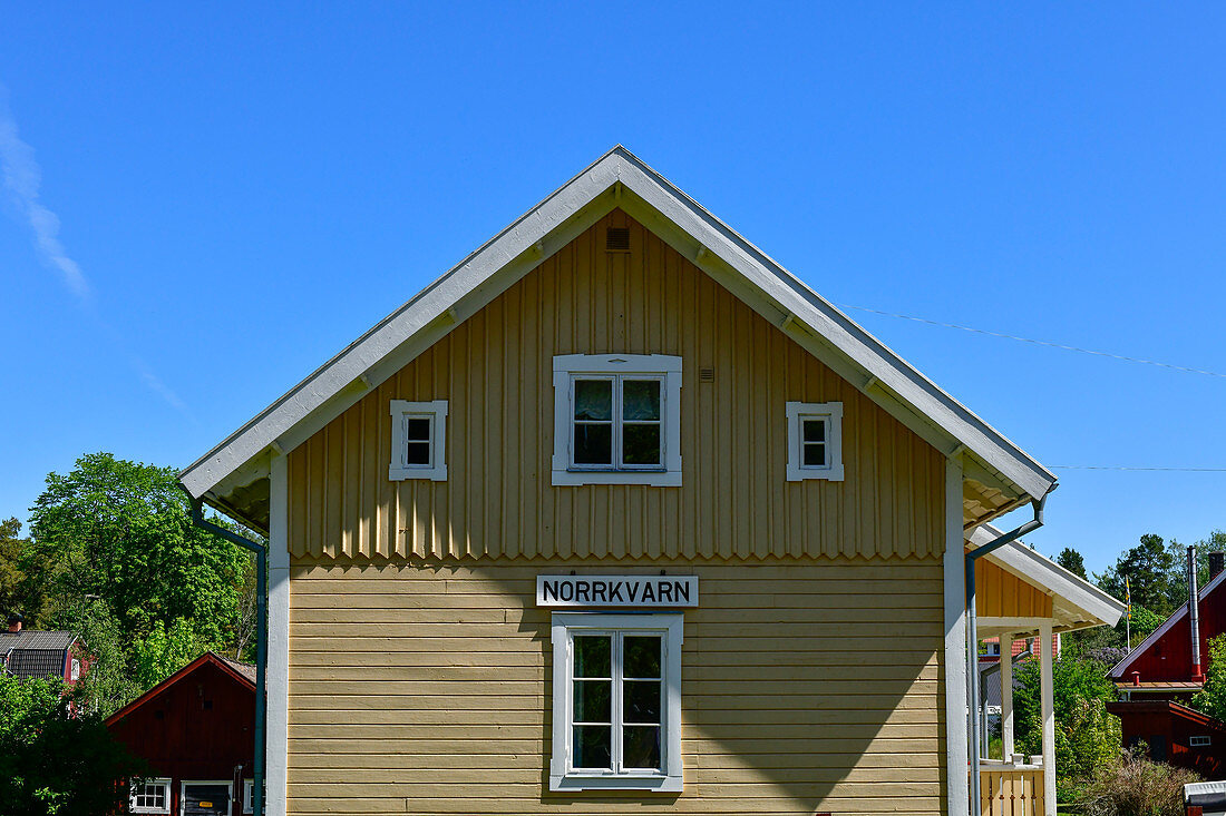 Ein Haus an der Schleuse am Götakanal in Norrkvarn, Västergötland, Schweden
