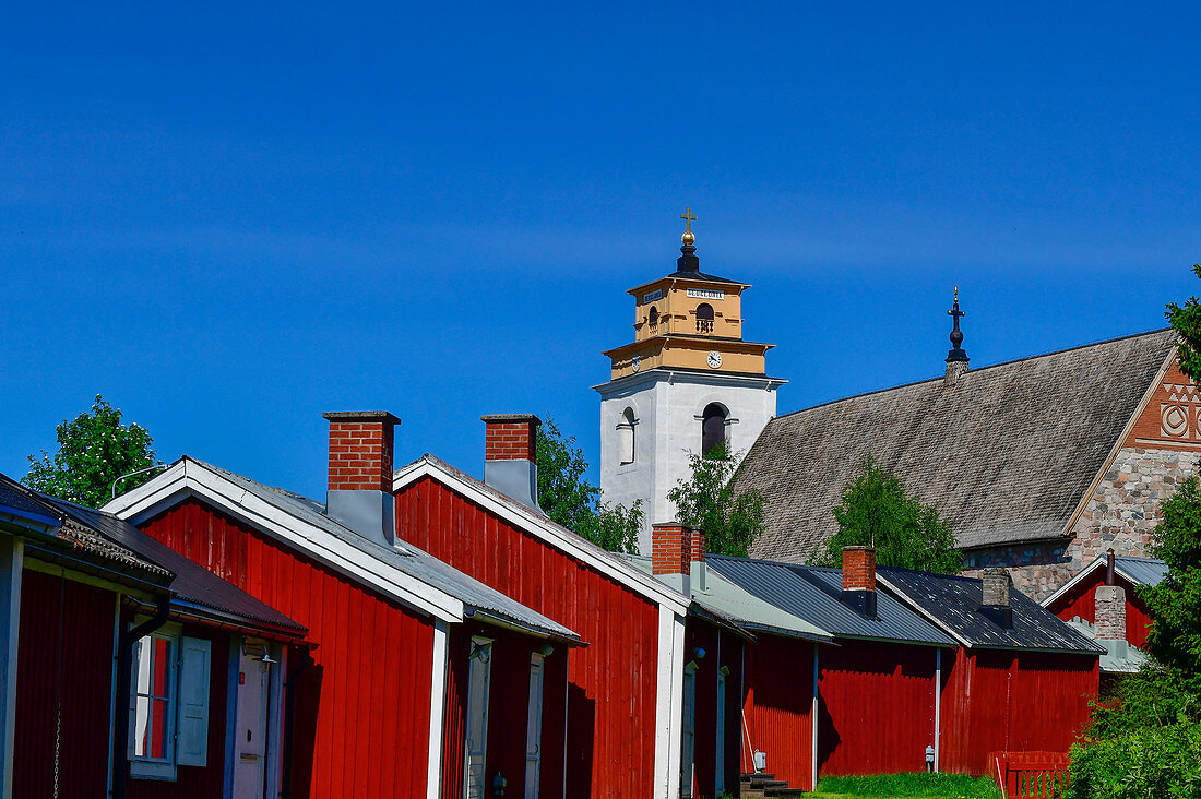 Alte Holzhäuser und die historische Kirche in Gammelstad bei Luleå, Norrbottens Län, Schweden