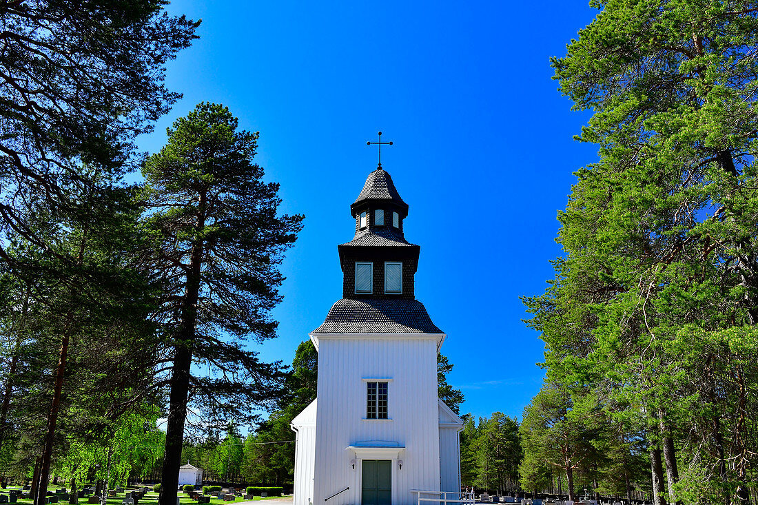 Alte Kirche und Friedhof im Wald bei Seskarö, Norrbottens Län, Schweden