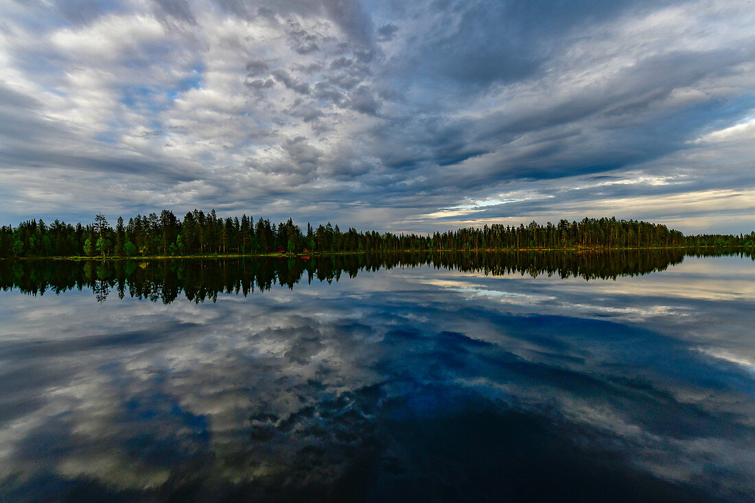Perfekte Wolkenspiegelung in einem See bei Skaulo, Norrbottens Län, Schweden