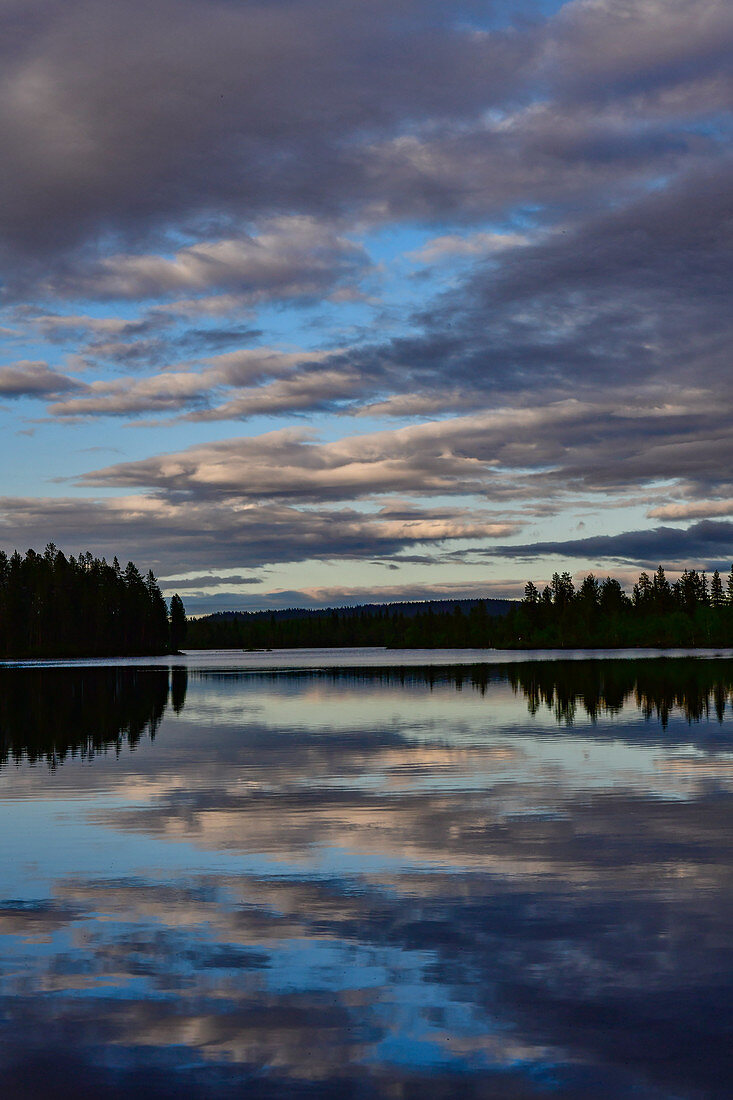 Späte Dämmerung mit Wolkenspiegelung in einem See, Skaulo, Norrbottens Län, Schweden