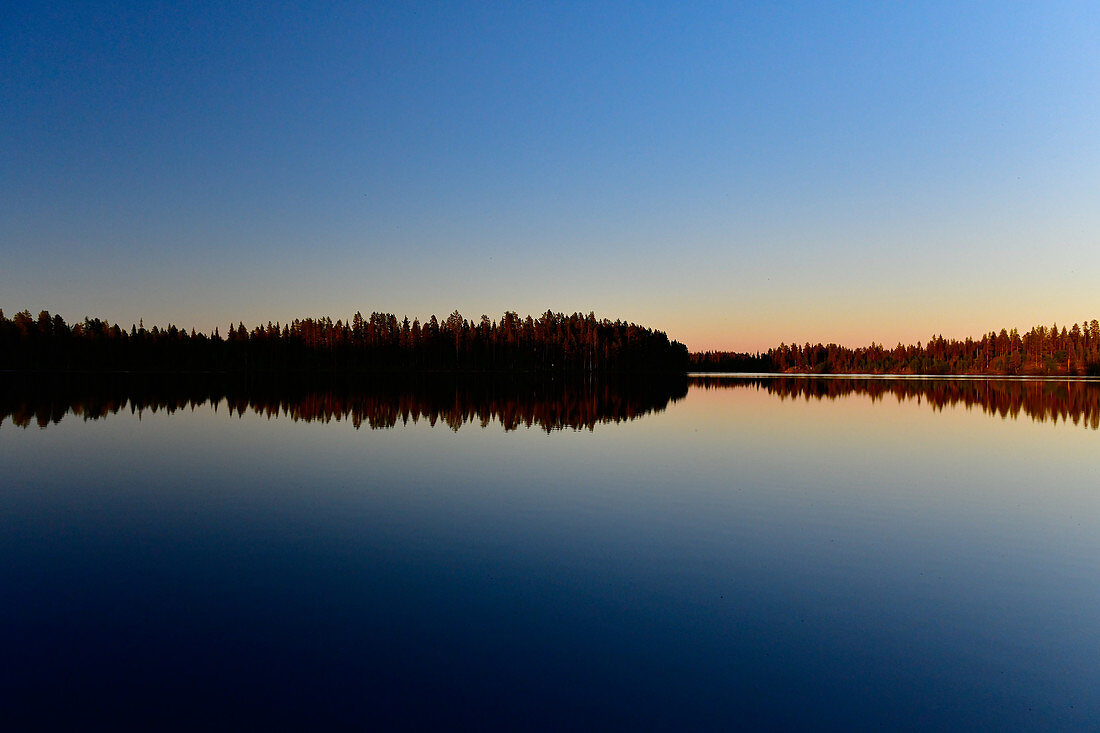 Späte Dämmerung an einem ruhigen See, Skaulo, Norrbottens Län, Schweden