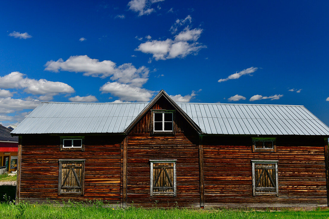 Uralte Holzhütte bei einem Bauernhof, bei Ekorrbäcken, Norrbottens Län, Schweden