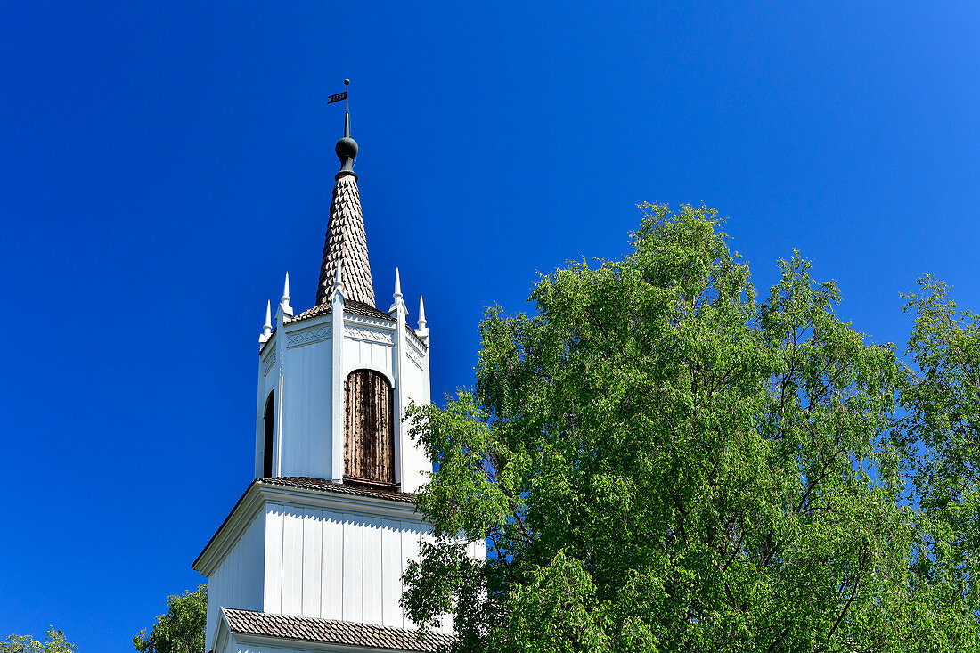 Holzkirche und Birke vor blauem Himmel, Arvidsjaur, Norrbottens Län, Schweden
