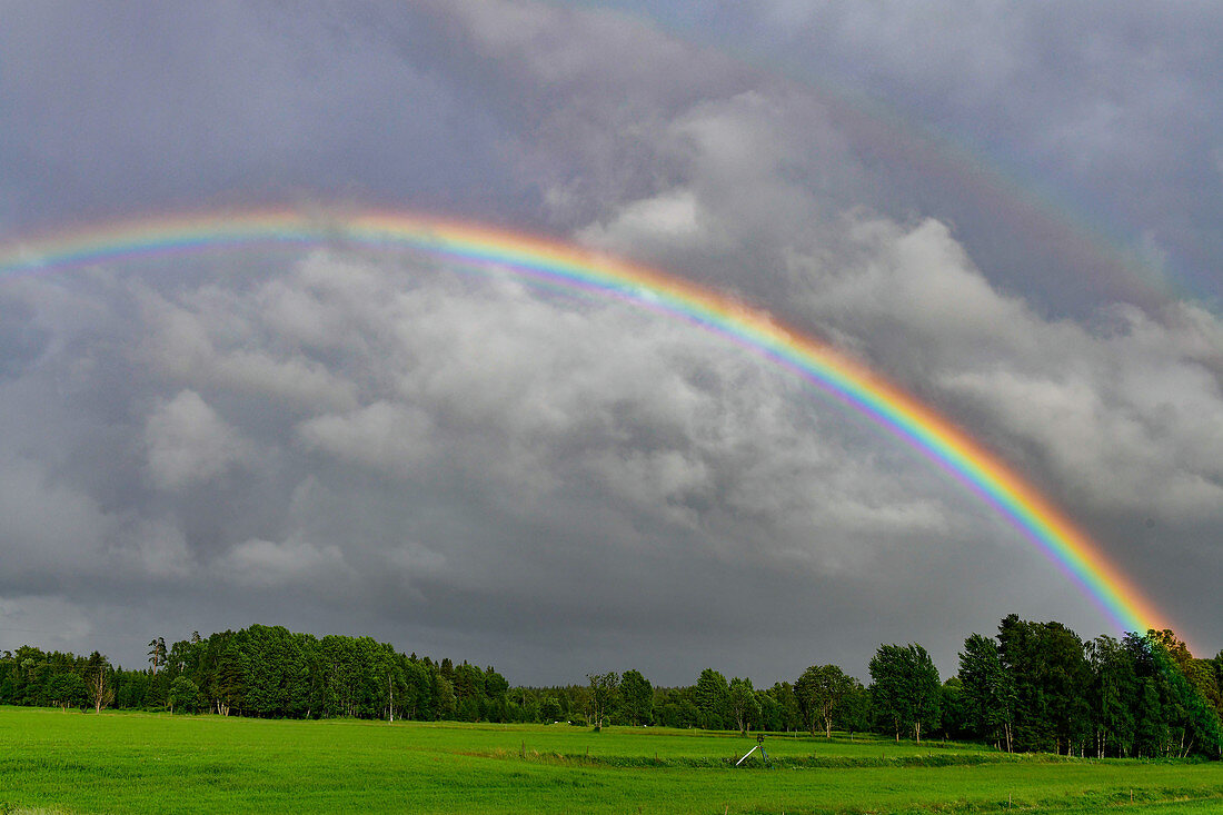 Kräftiger Regenbogen über der Landschaft, bei Sävsjö, Jönköpings Län, Schweden