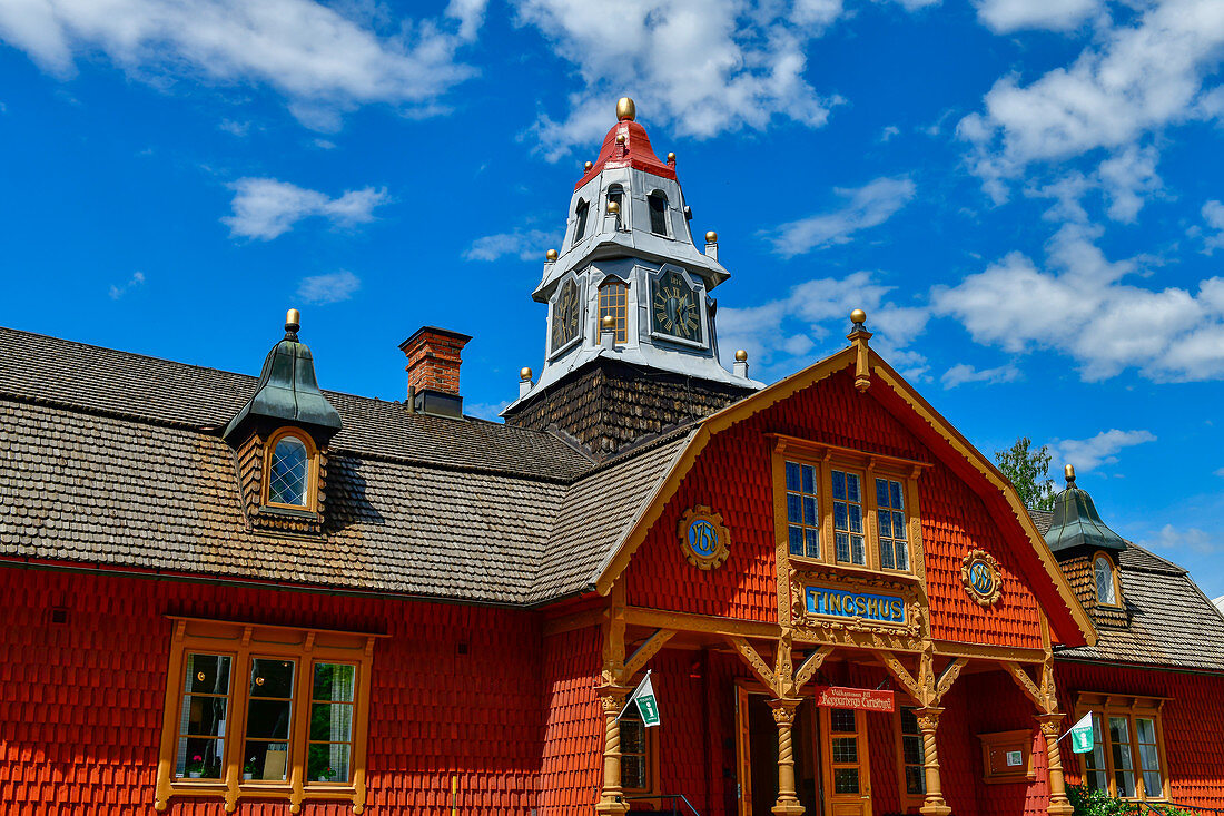 Das alte, reichverzierte Tingshus aus Holz in Kopparberg, Provinz Örebro, Schweden