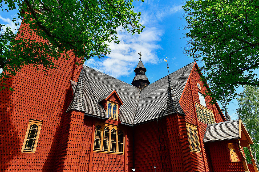 Historische Holzkirche und Bäume im Park in Kopparberg, Provinz Örebro, Schweden