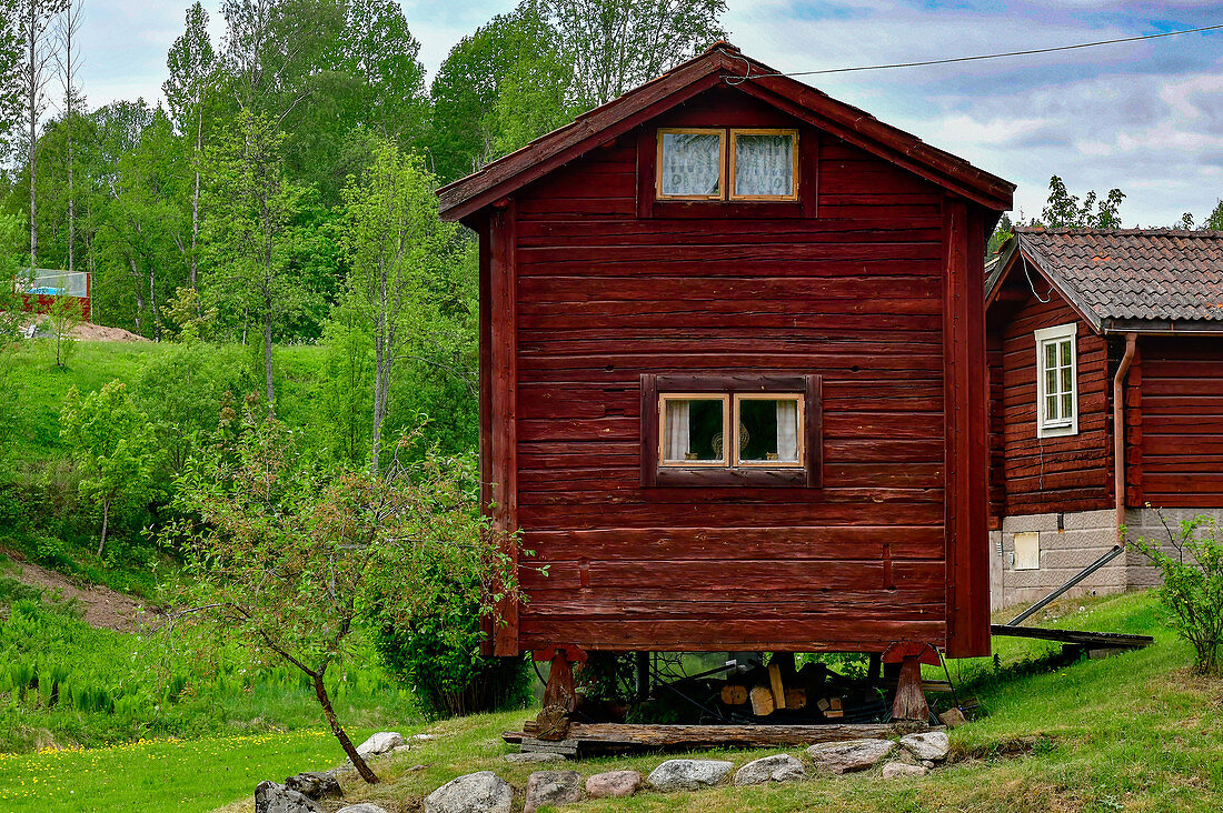 Traditionelles, altes Holzhaus in der Nähe von Dala-Floda, Dalarna, Schweden