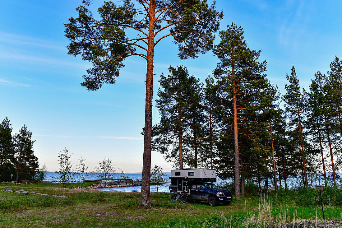 Pick-up camper at Lake Siljan near Sollarön with landing stage, Dalarna, Sweden