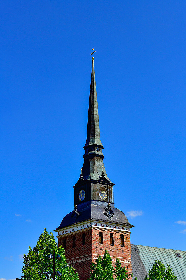 Spitzer Turm einer alten Kirche aus dem Jahr 1673, Mora, Dalarna, Schweden