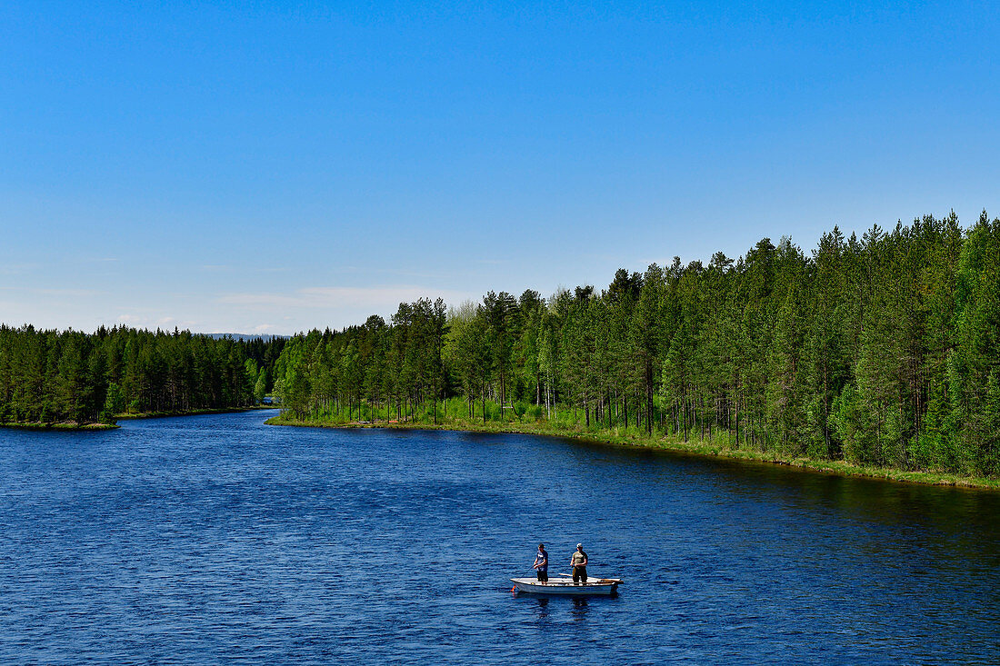 Zwei Angler stehen in einem Boot auf dem Österdalälven, Älvdalen, Dalarna, Schweden