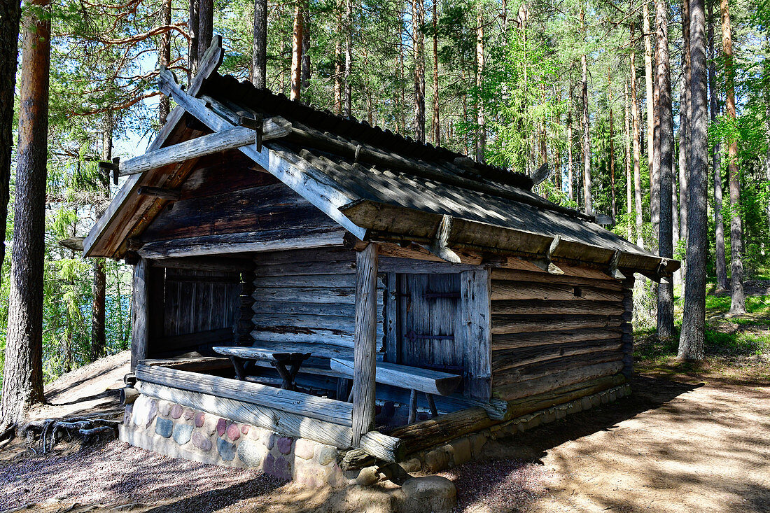 Eine traditionelle Holzhütte in einem Wald bei Älvdalen, Provinz Dalarna, Schweden