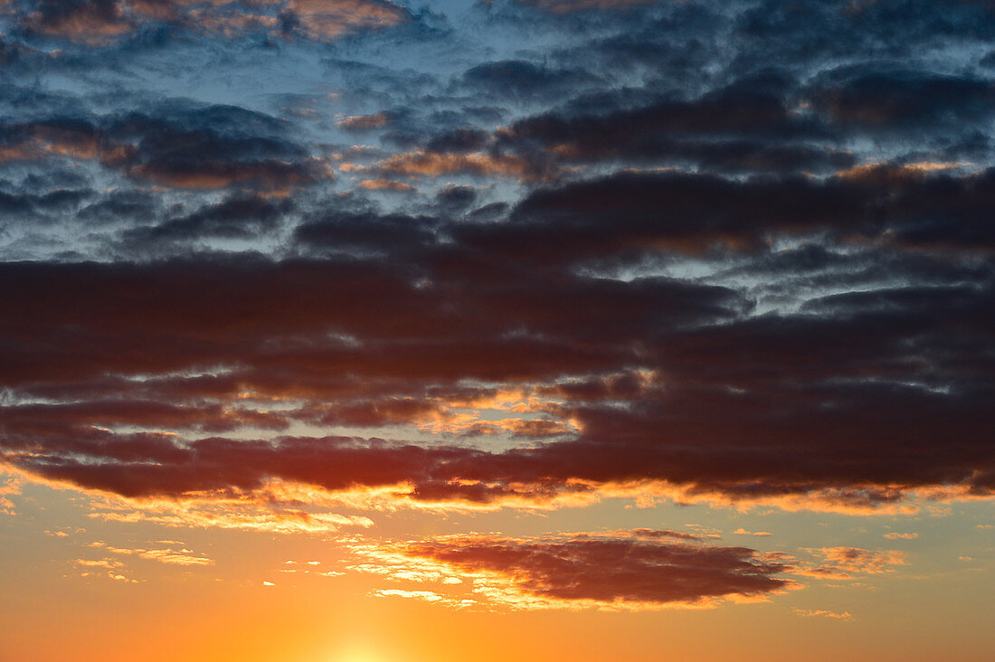 Dramatische Wolkenformation beim Sonnenuntergang, Särna, Dalarna, Schweden