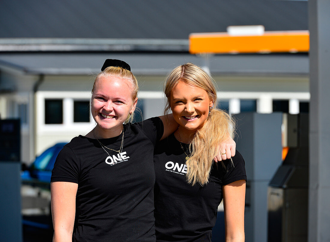 Die zwei jungen Frauen von der Tankstelle strahlen um die Wette, Lycksele, Västerbottens Län, Schweden