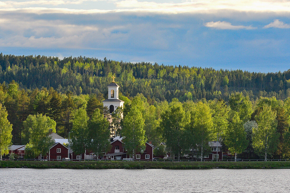 Blick auf den Wald, den See und die Kirche bei Lycksele, Västerbottens Län, Schweden