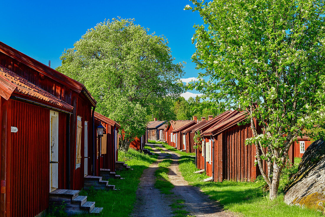 Historische Holzhäuser und Hütten in Lövanger Kyrkstad, Västerbottens Län, Schweden