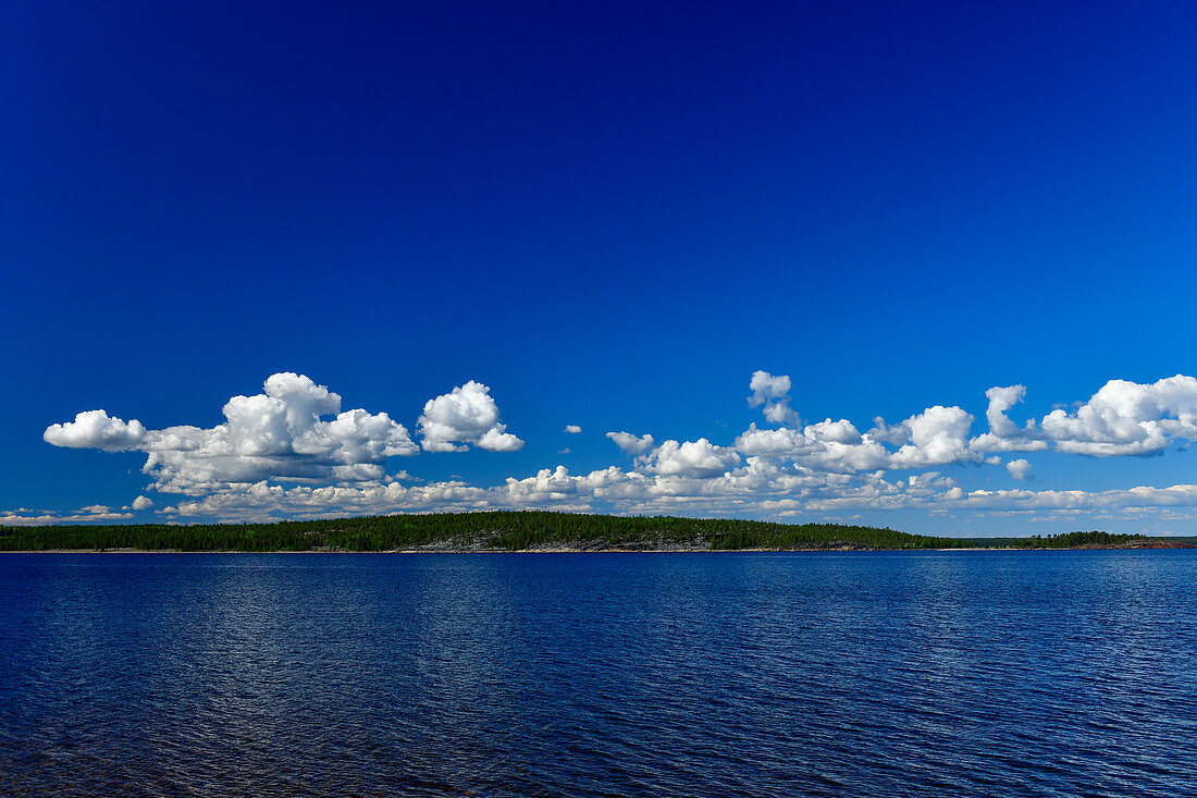 Blick über die Ostsee auf eine Landzunge bei Bjuröklubb, Västerbottens Län, Schweden