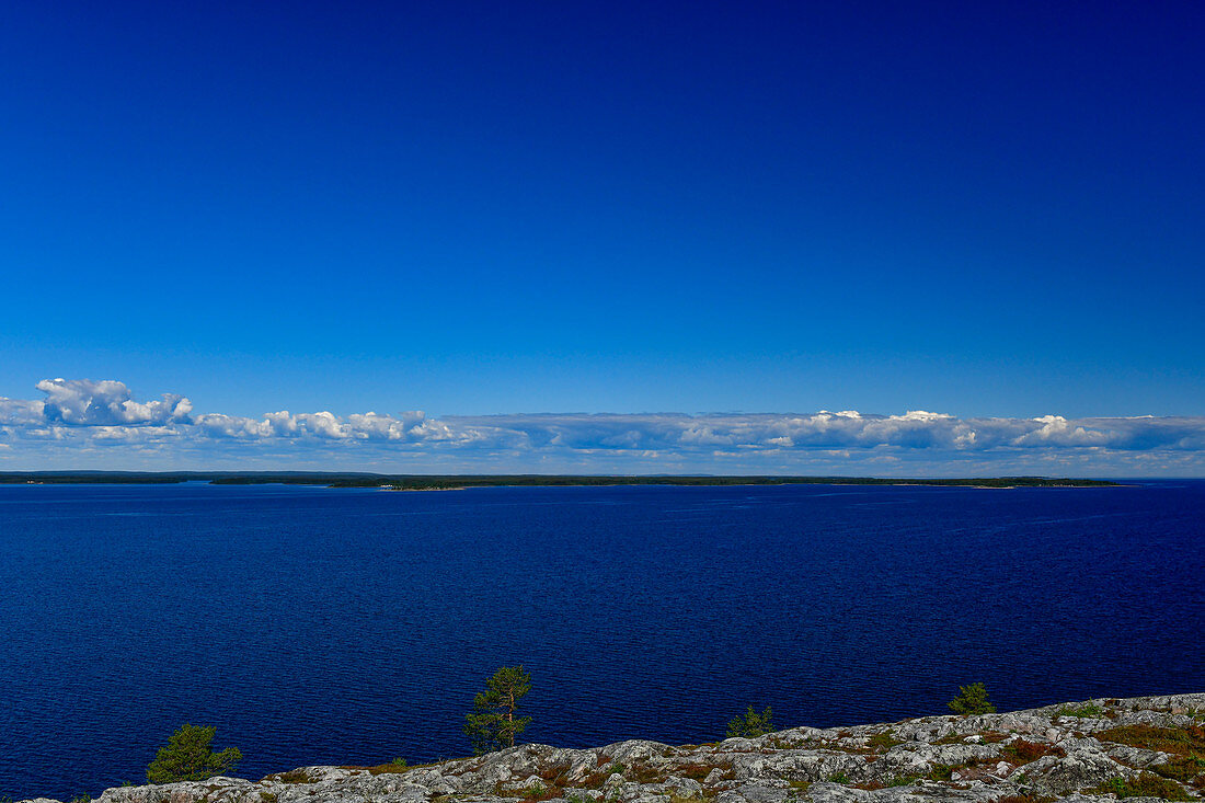 Felsen und kleine Inseln im Bottnischen Meerbusen, Naturreservat Bjuröklubb, Västerbottens Län, Schweden