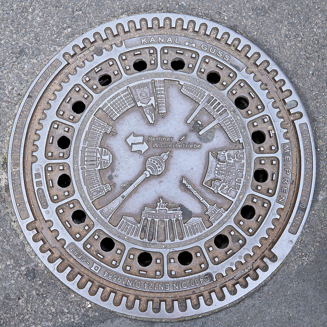Manhole cover of the Berliner Abwasserbetriebe, Berlin, Germany