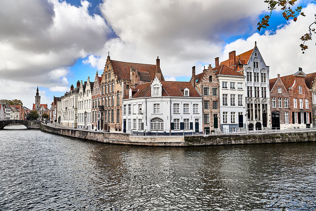 Blick auf die mittelalterlichen Häuser in der Spinolarei, Brugge, Belgien