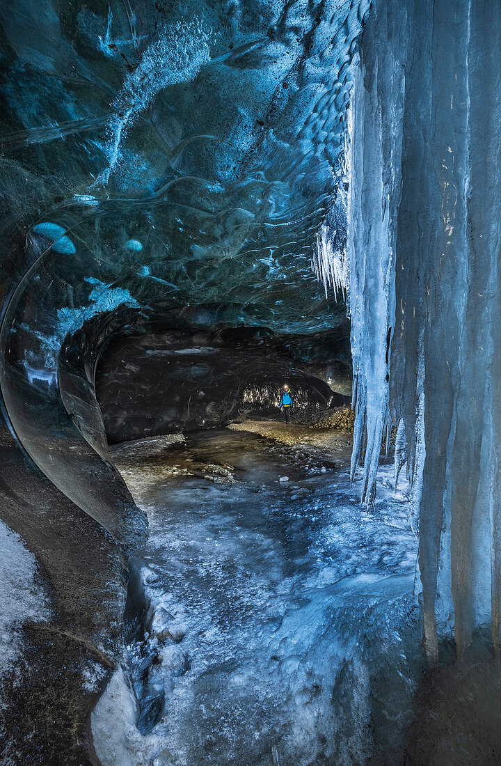 Mann in einer Eishöhle von Breidamerkurjökull, Austurland, Island, Nordeuropa