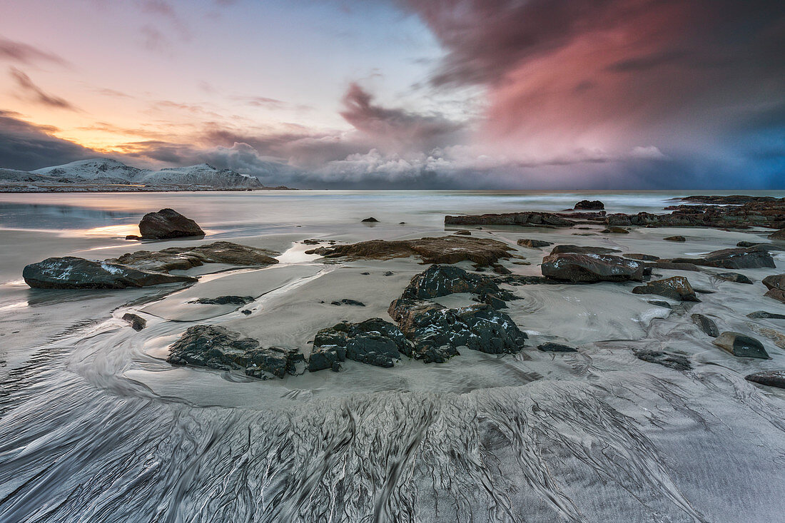 Sonnenuntergang am Strand von Skagsanden, Flakstadoya, Nordland, Lofoten, Norwegen, Nordeuropa