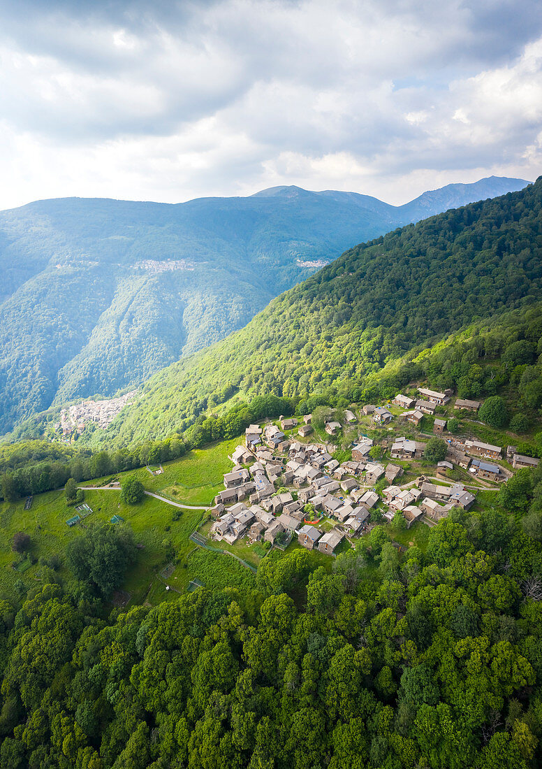 Luftaufnahme des kleinen Dorfes Sarona, Curiglia con Monteviasco, Veddasca-Tal, Provinz Varese, Lombardei, Italien