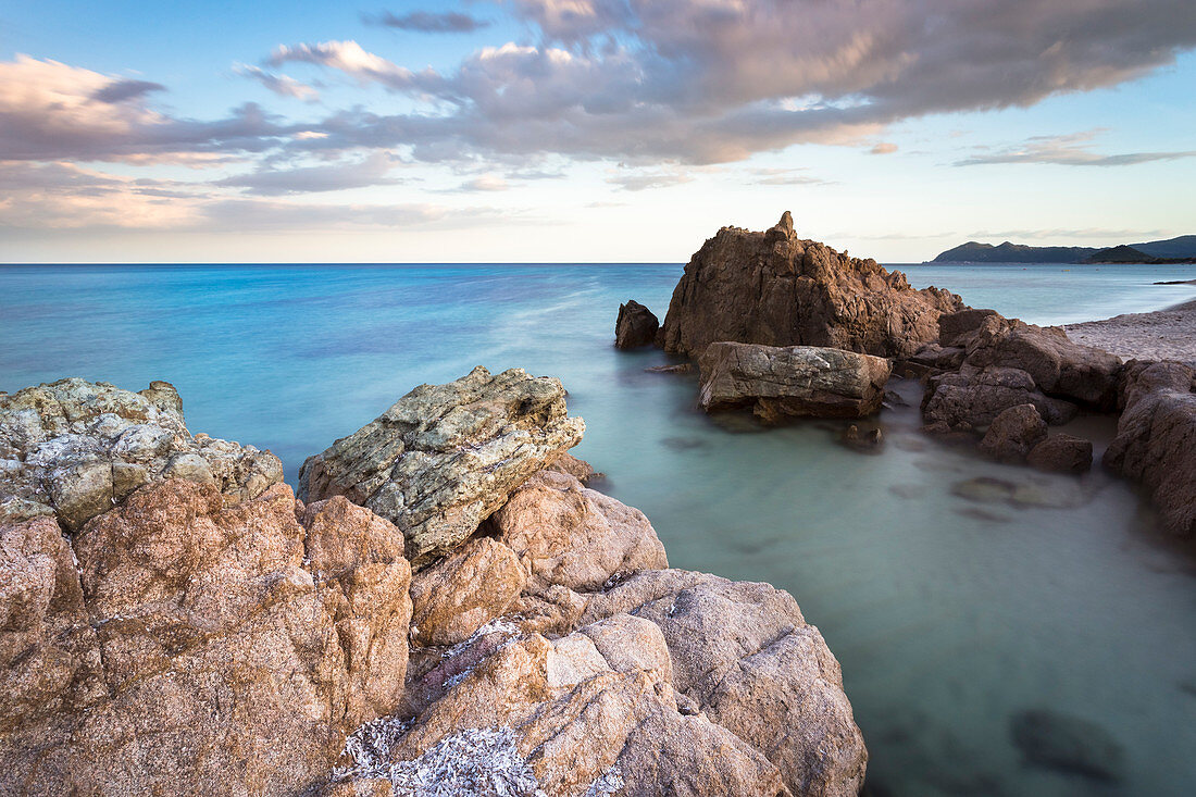 Felsen am Strand von Santa Giusta, nahe dem berühmten Scoglio di Peppino, Costa Rei, Muravera, Sarrabus-Gerrei, Sardinien, Italien, Europa