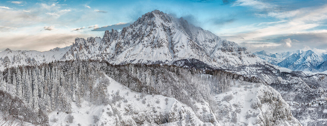 Südliche Grigna bei Sonnenaufgang vom schneebedeckten Berg Coltignone aus gesehen, Provinz Lecco, Lombardei, Italien