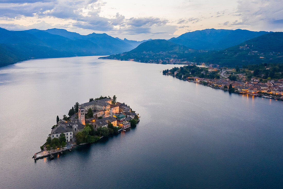 Luftaufnahme von Orta San Giulio und Ortasee zur blauen Stunde vor einem Sturm, Ortasee, Provinz Novara, Piemont, Italien