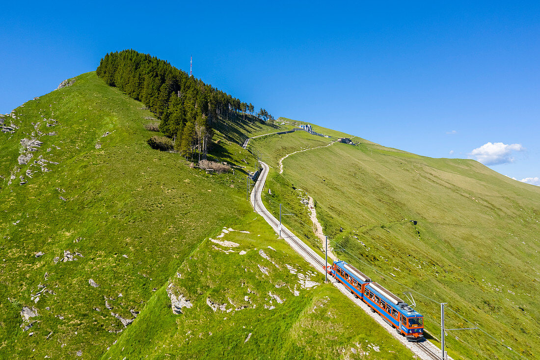 Luftaufnahme der Monte-Generoso-Zahnradbahn und des Zuges, Rovio, Ceresio-See, Kanton Tessin, Schweiz