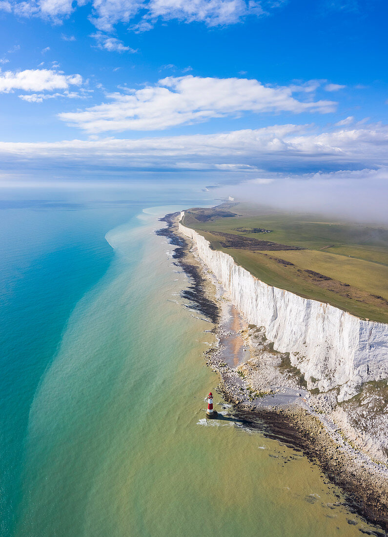 Luftaufnahme von Beachy Head mit Leuchtturm mit Kreidefelsen in East Sussex, England, es befindet sich in der Nähe von Eastbourne, unmittelbar östlich der Seven Sisters, Südengland