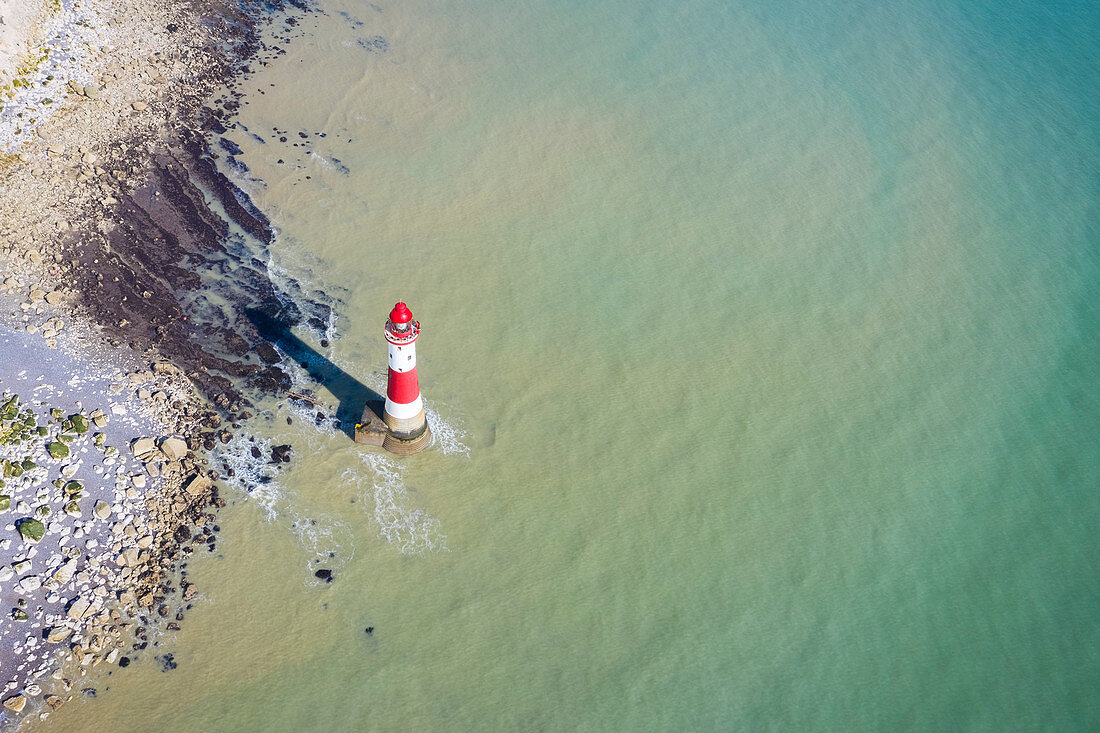 Luftaufnahme von Beachy Head Lighthouse mit Kreidefelsen in East Sussex, England, es befindet sich in der Nähe von Eastbourne, unmittelbar östlich der Seven Sisters, Südengland