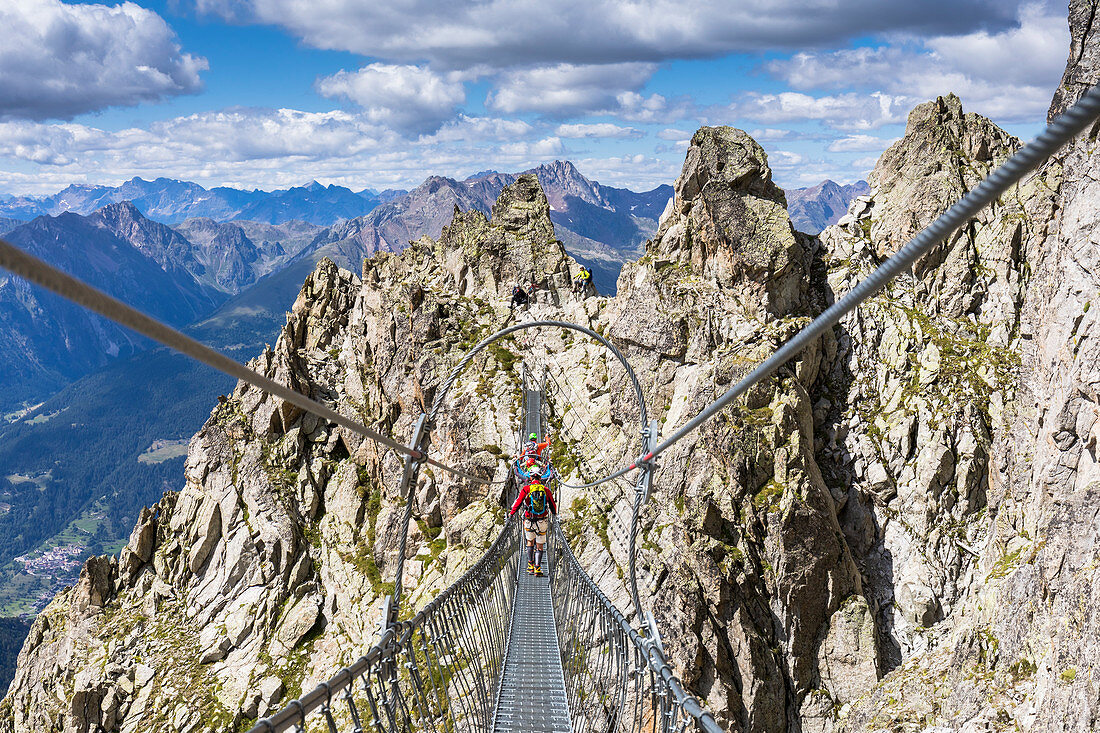 Blick auf die spektakuläre tibetische Brücke entlang des Klettersteigs 'Sentiero dei Fiori' im Naturpark Adamello Brenta, Provinz Trient, Trentino-Südtirol, Italien