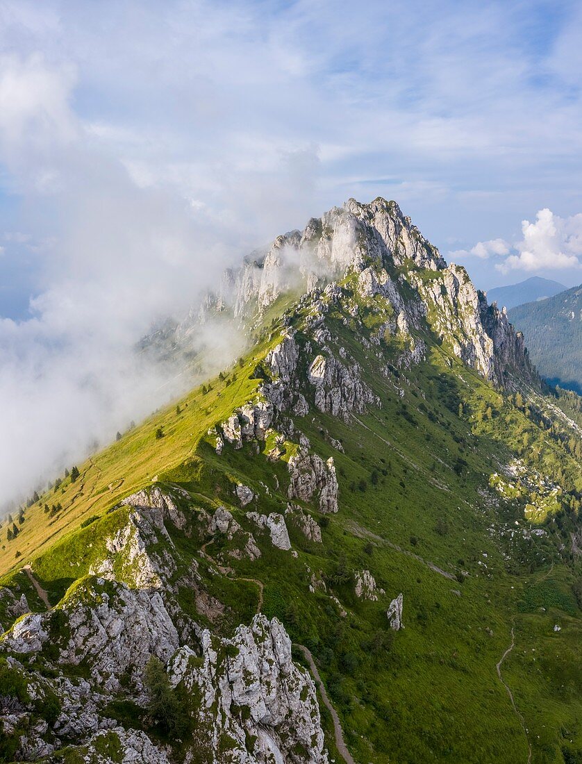 Luftaufnahme von Cima di Bares, Passo Olone und Valzurio-Tal am Fuße des Pizzo della Presolana, Castione della Presolana, Provinz Bergamo, Serio-Tal, Lombardei, Italien