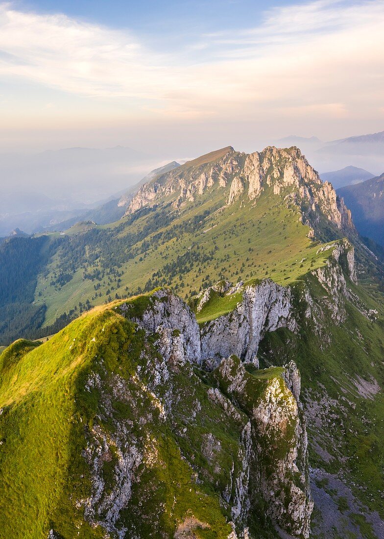 Luftaufnahme von Pizzo Olone und Cima di Bares im Morgengrauen am Fuße des Pizzo della Presolana, Castione della Presolana, Provinz Bergamo, Serio-Tal, Lombardei, Italien