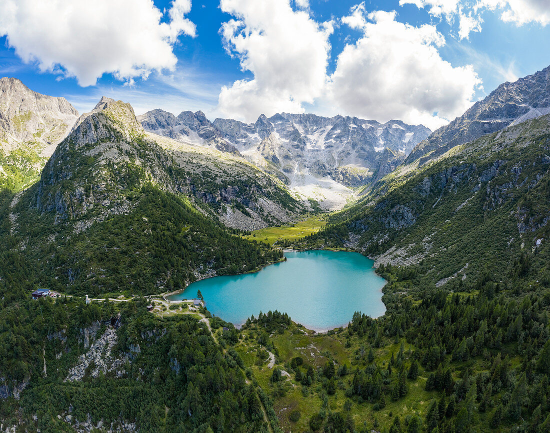 Luftaufnahme des Aviolo-Sees und der Sandro-Occhi-Hütte im Adamello-Park, Edolo, Provinz Brescia, Italien, Europa