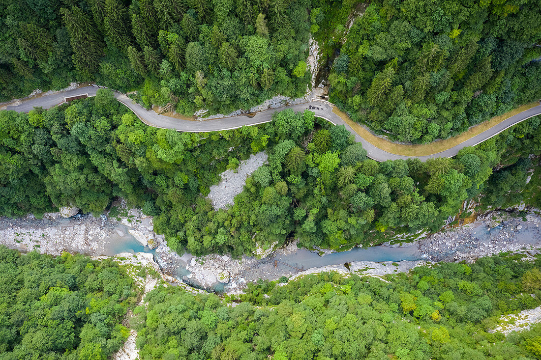 Luftaufnahme der alten Straße von Via Mala di Scalve, Dezzo di Scalve, Val di Scalve, Provinz Bergamo, Lombardei, Italien