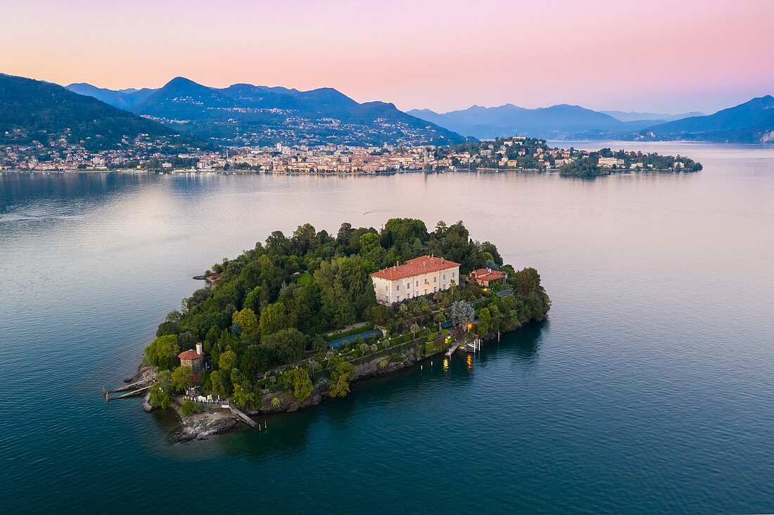Luftaufnahme von Isola Madre und Pallanza (Verbania) bei Sommersonnenuntergang, Stresa, Lago Maggiore, Piemont, Italien