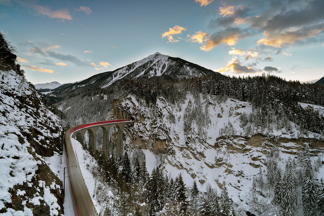 Roter Zug des Bernina-Express entlang des Landwasserviadukts bei Filisur, Kanton Graubünden, Schweiz, Europa