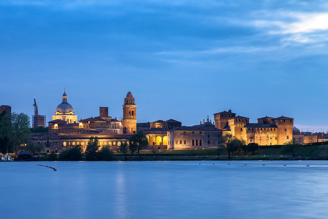 Blick auf die mittelalterliche Stadt Mantua am Abend mit Castello di San Giorgio, Palazzo Ducale und der Kuppel der Basilika Sant'Andrea, Mantua, Lombardei, Norditalien, Südeuropa