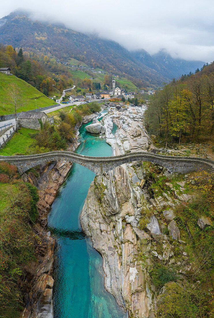 Luftaufnahme der "Ponte dei Salti", des Flusses Verzasca und der Stadt Lavertezzo, Verzascatal, Kanton Tessin, Schweiz
