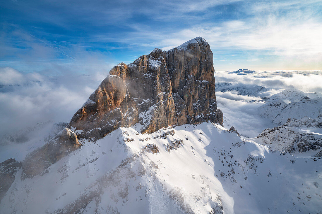 Luftaufnahme im Winter von der Marmolada Südwand, Dolomiten, Provinz Belluno, Venetien, Italien, Europa
